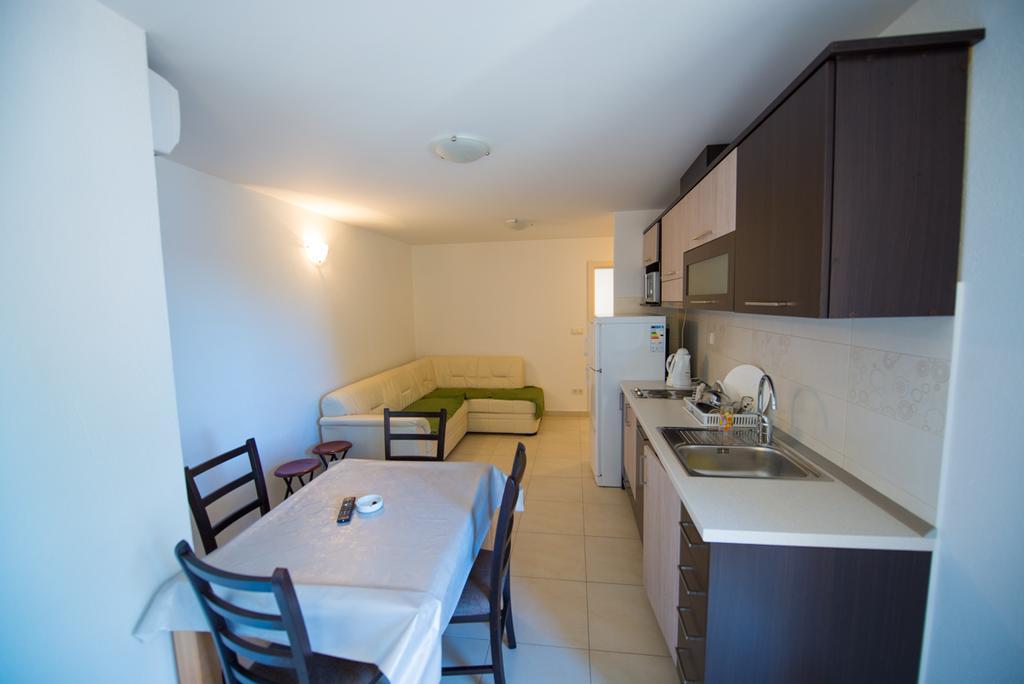 Apartments Karlo Baska Voda Ruang foto